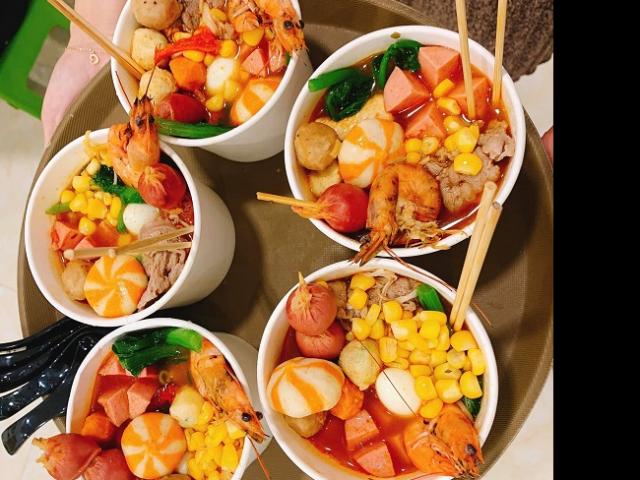 Thị trường - Tiêu dùng - Giật mình lẩu cốc chỉ từ 9.000 đồng "full topping" hải sản