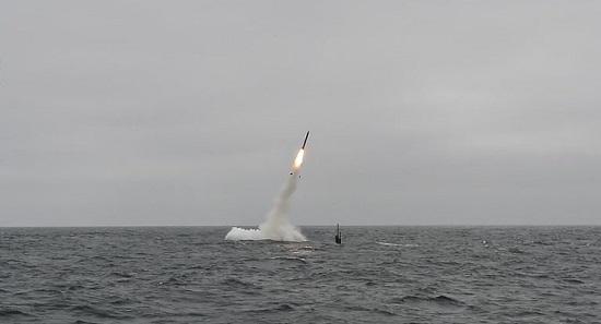 USS Annapolis, một tàu ngầm tấn công chạy bằng năng lượng hạt nhân lớp Los Angeles, phóng tên lửa Tomahawk. Ảnh: DVIDS.