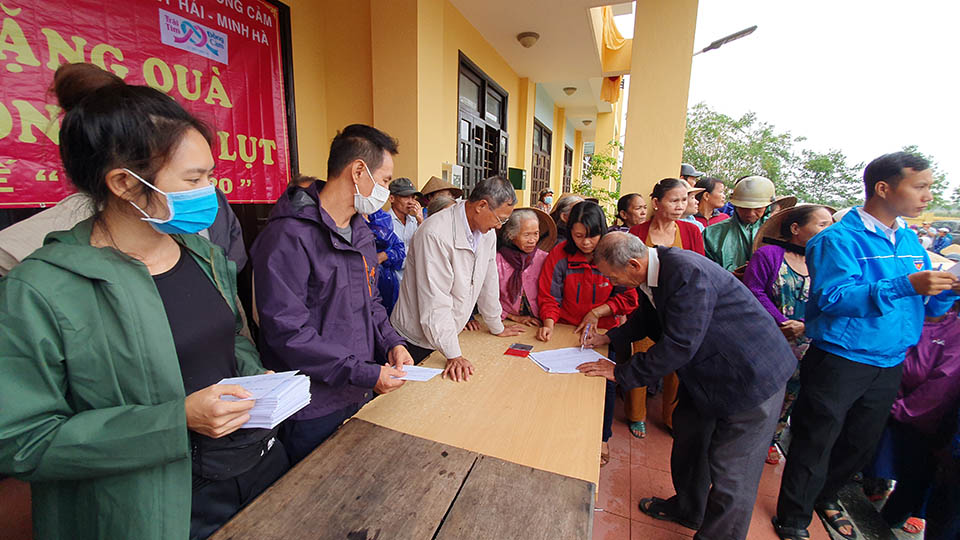 Lý Hải, Minh Hà bị nói “làm màu” khi đi cứu trợ miền Trung vì bức ảnh này - 4