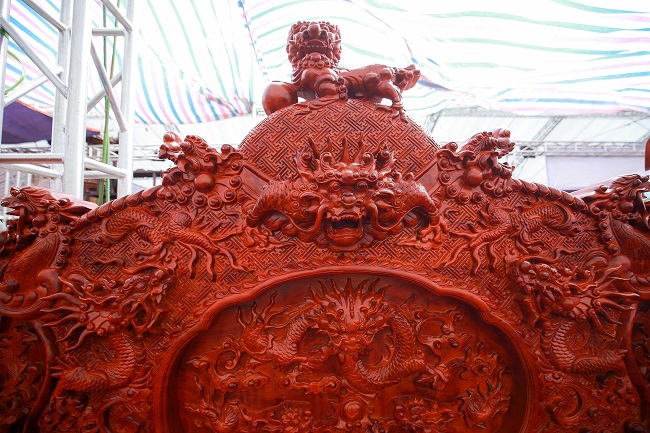 Tác phẩm “kỳ mộc” được làm từ gỗ đinh hương, một trong những loại gỗ quý được xếp vào bộ tứ thiết của Việt Nam: Đinh – Lim – Sến – Táu.
