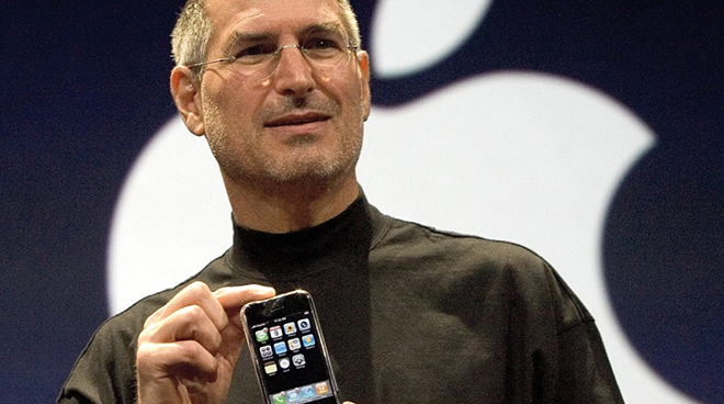 Cố CEO Apple - Steve Jobs cùng chiếc iPhone đầu tiên.