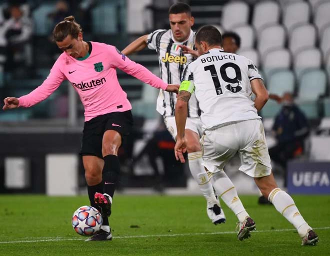 Trận đấu giữa Juventus (áo trắng) và Barcelona diễn ra quyết liệt, hấp dẫn