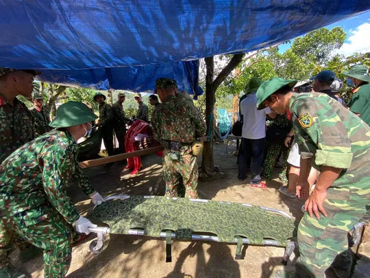 Sạt lở vùi lấp hơn 40 người ở Quảng Nam: Điều kỳ diệu, tìm được nhiều người vẫn còn sống - 1