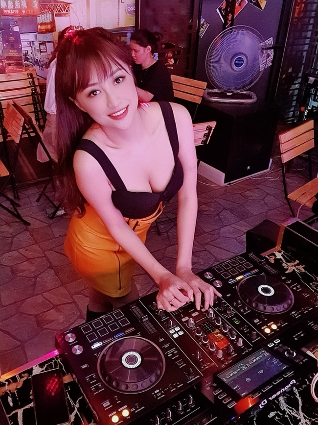 DJ Trang Sarah tên thật là Đặng Thị Thu Trang, sinh năm 1996 tại Bắc Giang. DJ 9X sở hữu thân hình nóng, gương mặt xinh đẹp, khả ái.
