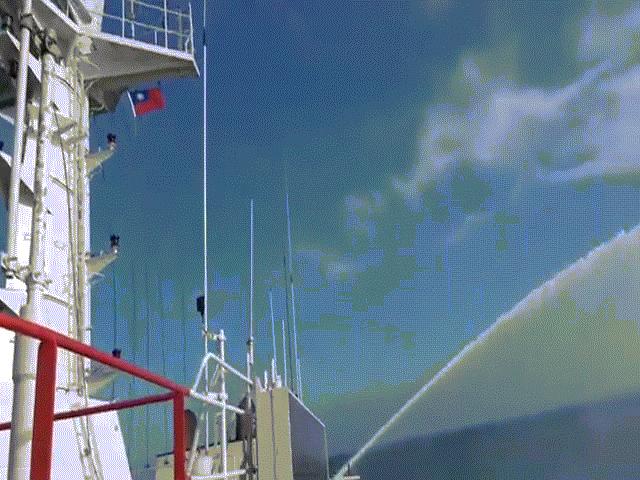 Thế giới - Video: Tàu tuần tra Đài Loan dùng vòi rồng xua đuổi tàu cát TQ