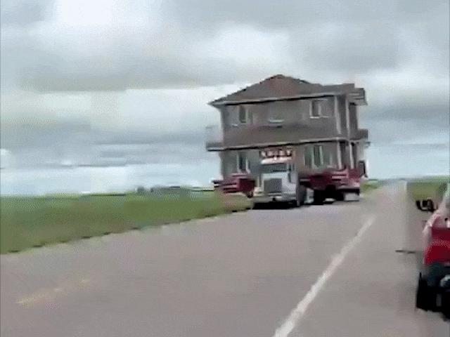 Tin tức ô tô - Video: Kinh hãi khi bắt gặp những "ngôi nhà di động" trên đường