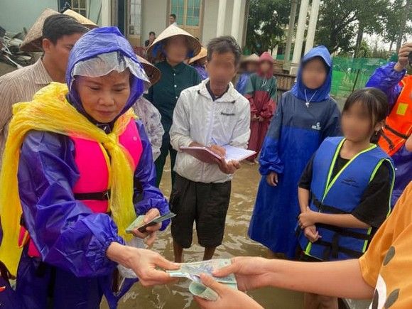 Hồ Ngọc Hà tiết lộ Trấn Thành âm thầm gửi thêm tiền để cứu trợ miền Trung sau lũ - 3
