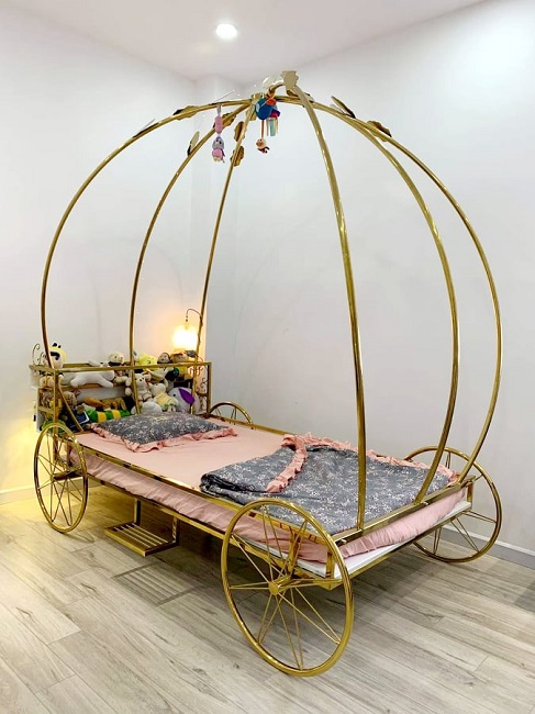 Giường làm bằng inox mạ vàng 18k với chi phí khoảng 50 triệu đồng.