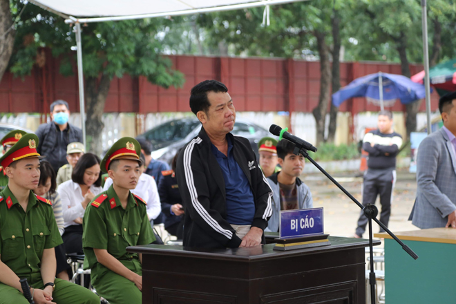 Nguyễn Văn Sướng lắng nghe HĐXX công bố bản án tại phiên toà.