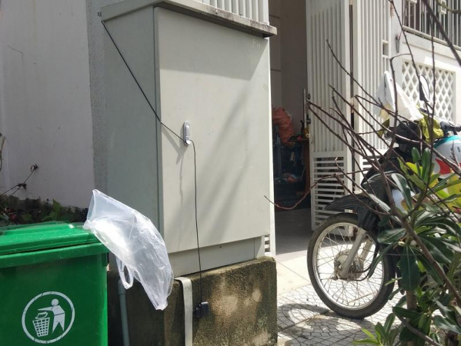 Hai hộ gia đình bị đấu nhầm dây sau 2 công tơ điện cho nhau. Ảnh: NGUYỄN DO