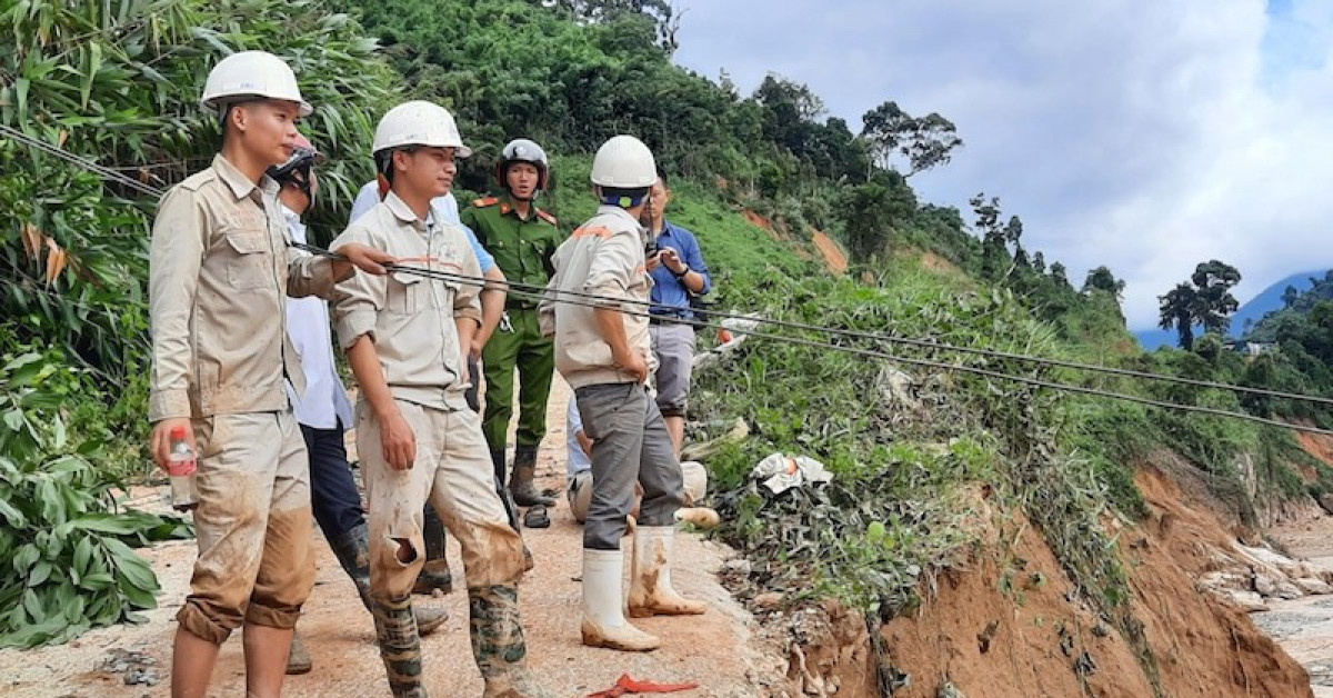 Tin tức trong ngày - Dùng ròng rọc đưa 200 công nhân Thuỷ điện Đăk Mi 2 ra ngoài
