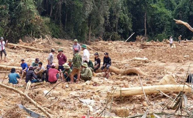 Người dân tổ chức tìm kiếm 2 trường hợp mất tích ở khu vực Trạm quản lý bảo vệ rừng Thác Voi