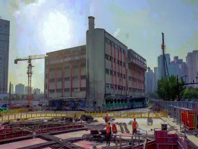 Phi thường - kỳ quặc - Tòa nhà nặng hơn 7.600 tấn biết "đi bộ" như siêu robot, nhiều người xem sửng sốt