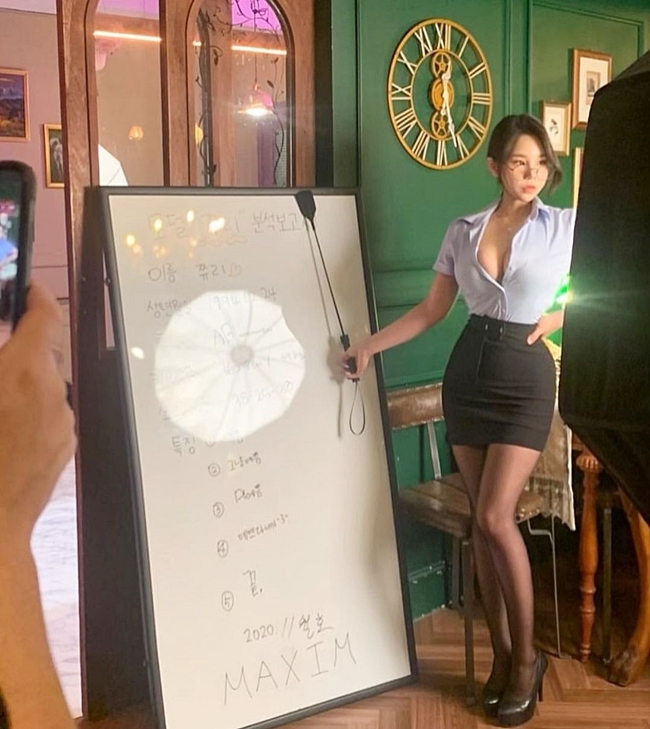 Phong cách đời thường của cô cũng thiên về những item tôn dáng với kiểu ôm sát.

