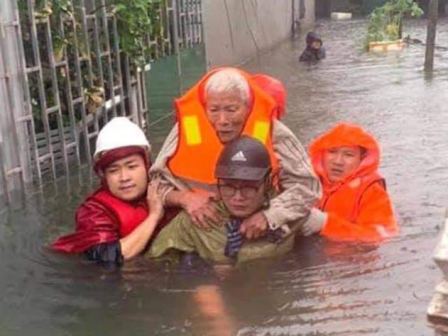 Tin tức trong ngày - Mưa trắng trời, TP.Vinh và TP.Hà Tĩnh ngập khủng khiếp, có nơi nước gần tới mái nhà