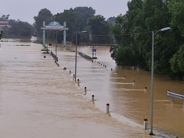 Tin tức trong ngày - 3 chú cháu chạy xe máy qua đường ngập, 2 người bị nước cuốn mất tích