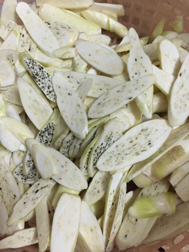 Củ niễng được sơ chế sạch, thái vát mỏng để xào. Chọn củ mập, ít đốm đen sẽ giòn, ngon và ngọt hơn