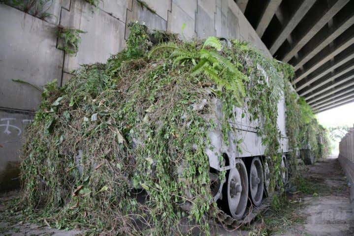 Xe bọc thép&nbsp;Đài Loan được phủ lá cây, giấu dưới gầm cầu (ảnh: Drive)