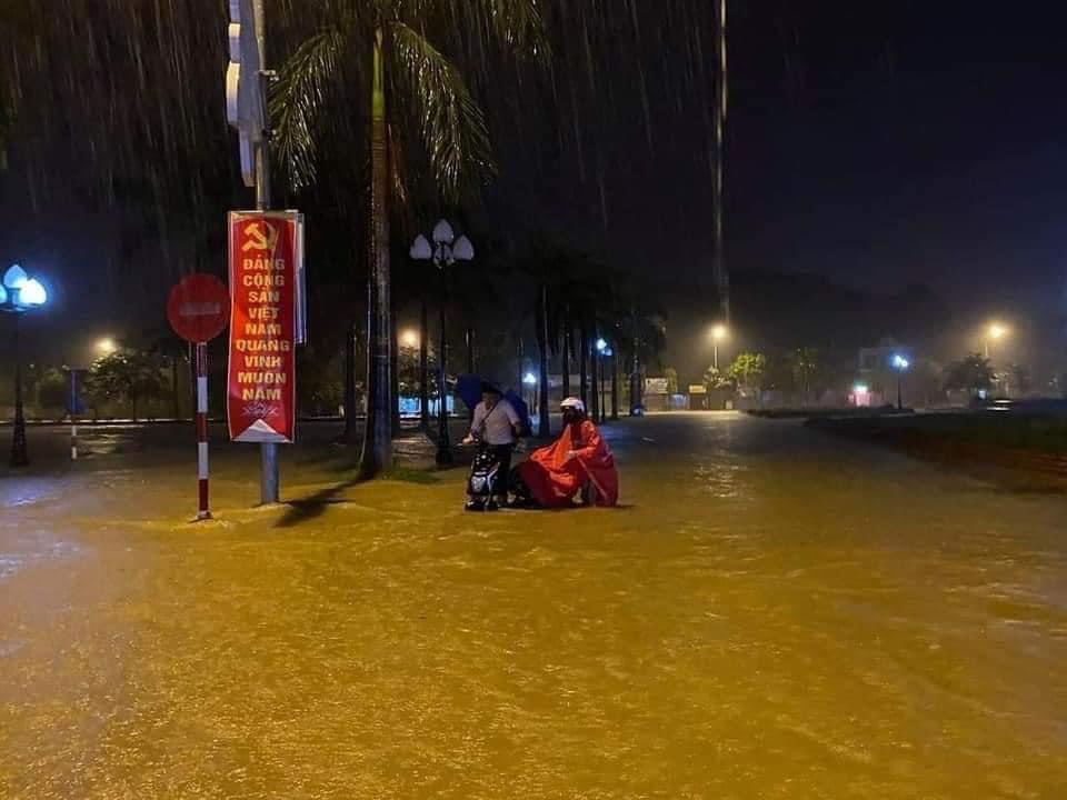 &nbsp; Tại huyện Thanh Chương (Nghệ An), trong đêm, một số tuyến đường đã bị ngập cục bộ