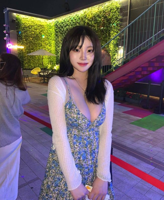 Nhiều cô gái vì vòng 1 quá lớn mà chủ quan trong việc lựa chọn nội y, nguyên nhân dẫn tới việc vòng 1 chảy xệ nhanh hơn.
