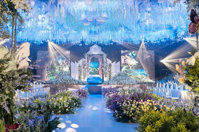 Số hoa này được đặt mua tại Đà Lạt và vận chuyển đông lạnh về Sài Gòn ngay trong đêm để giữ được độ tươi của hoa.