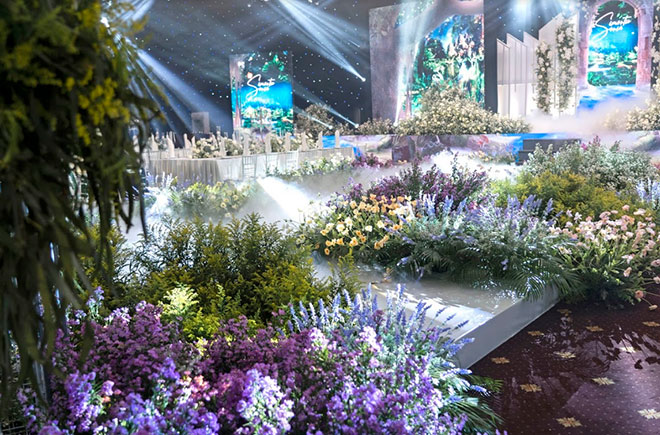 



Toàn cảnh hoành tránh tại lễ đường kết từ hàng ngàn bông hoa tươi.