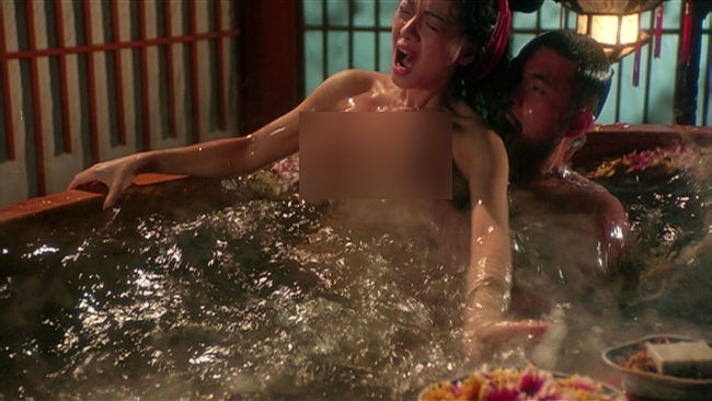 Cảnh nóng trong bồn tắm của Diệp Tử My và Từ Cẩm Giang hot tới mức được bình chọn là một trong những phân cảnh táo bạo nhất. Trong phiên bản 3D năm 2011, nhà sản xuất tiếp tục đưa chi tiết vào phim, giúp tăng thêm sức nóng.
