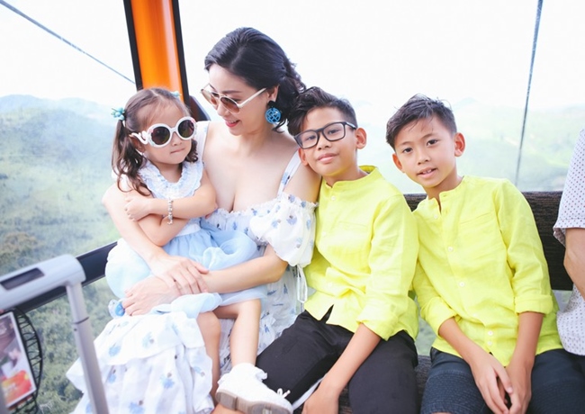Hà Kiều Anh hạnh phúc bên ba nhóc tỳ. Hoa hậu Việt Nam 1992 từng cho biết mỗi bé đều pha trộn từ bố và mẹ những tính cách, vẻ đẹp riêng.

