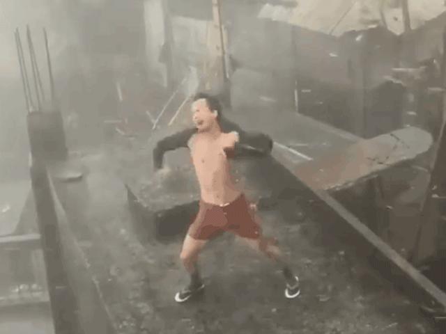 Bạn trẻ - Cuộc sống - Người đàn ông phanh áo, gào thét trong bão số 9 bị "ném đá", hé lộ sự thật ít ai ngờ