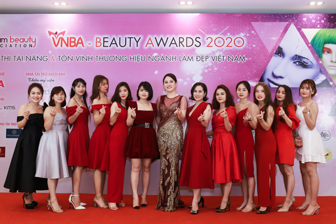 Doanh nhân Xuân Hương được vinh danh tại VNBA Beauty Awards 2020 - 2