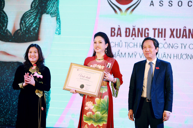 Doanh nhân Xuân Hương được vinh danh tại VNBA Beauty Awards 2020 - 1
