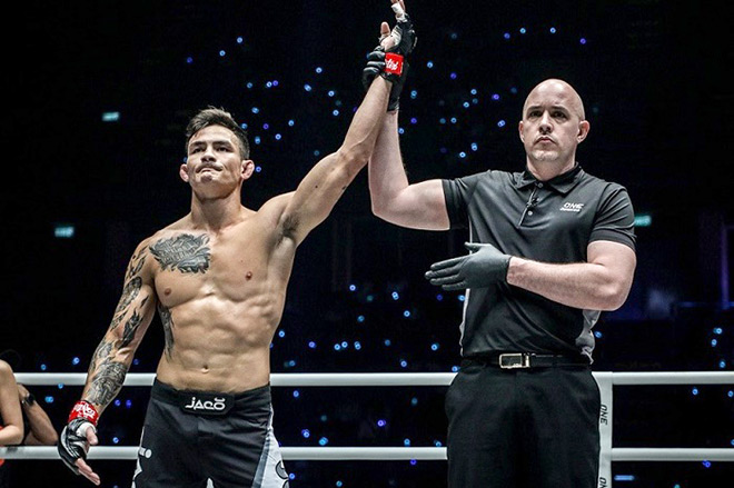 Thành Lê có chiến thắng knock-out ngoạn mục để lấy đai MMA thế giới