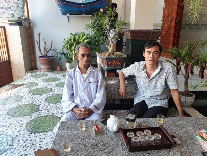 Ba và ông nội của thuyền viên Lê Minh Don. Ảnh: Trương Định