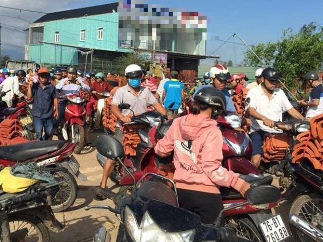 Thị trường - Tiêu dùng - Sau mưa bão, người dân "khóc ròng" vì giá ngói nóc tăng gấp nhiều lần