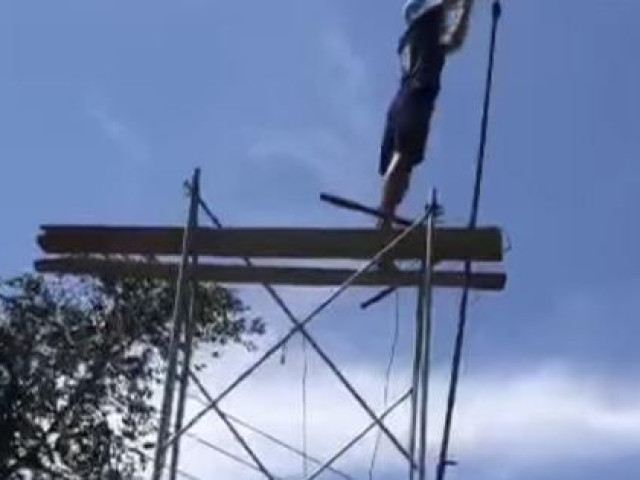 Tin tức trong ngày - Kê giàn giáo lên cắt dây điện 220kv vì… đi ngang qua nhà