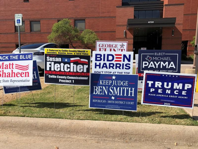 Áp phích quảng bá bầu cử Mỹ bên ngoài một điểm bỏ phiếu ở TP Plano, bang Texas (Mỹ). Ảnh: GETTY IMAGES