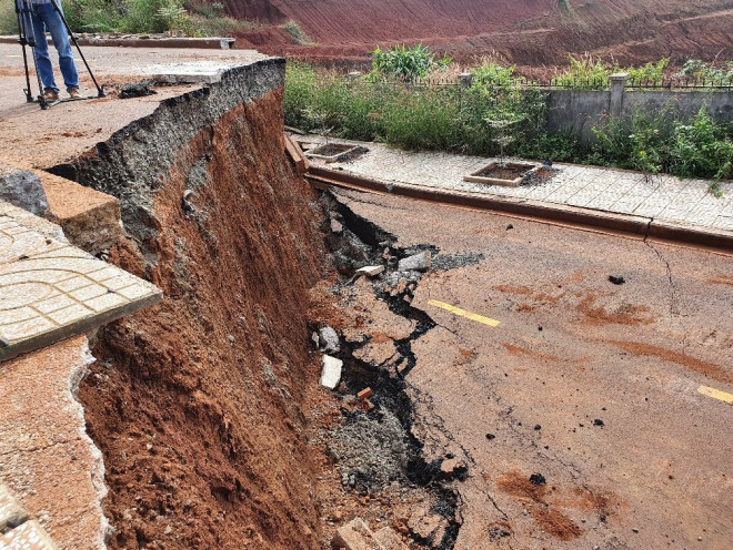 Bề mặt đất có những khu vực sụp lún 2 đến 3m