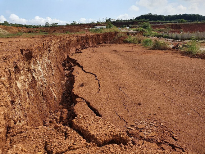 Dù có độ dốc không lớn nhưng xảy ra sụp lún nghiêm trọng