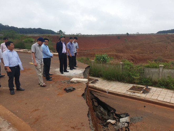 Bí thư Tỉnh ủy Đắk Nông Ngô Thanh Danh (đội mũ cối) thị sát khu vực sụp lún