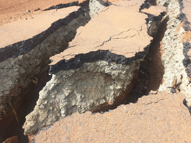 Đường nhựa bị xé toạc