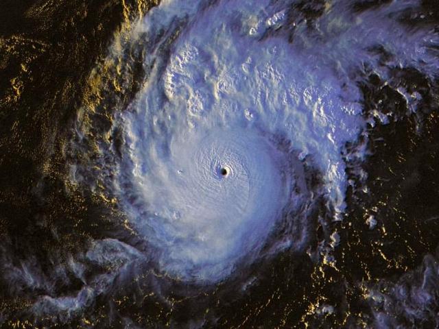 Philippines: Siêu bão mạnh nhất năm sắp đổ bộ, "thảm họa chồng thảm họa"