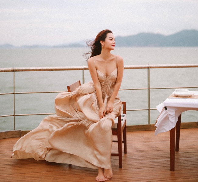 Phạm Quỳnh Anh cho thấy phong cách gợi cảm một cách nữ tính, quyến rũ một cách dịu dàng, đẹp mà không phô.
