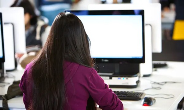 May là cuối cùng giảng viên cũng cho phép nữ sinh viên nộp lại bài kiểm tra. Ảnh minh họa: Andy Doherty.