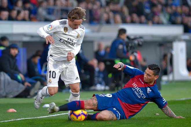 Video highlight trận Real Madrid - Huesca: Thế trận vượt trội, tạm chiếm ngôi đầu - 1