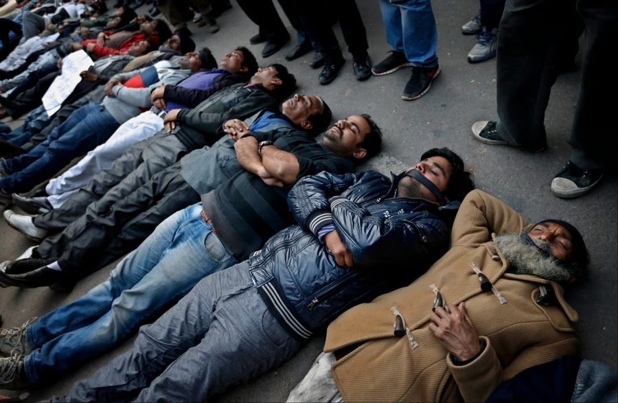 Người biểu tình nằm ra đường để phản đối nạn hiếp dâm ở Ấn Độ (ảnh: Daily Mail)