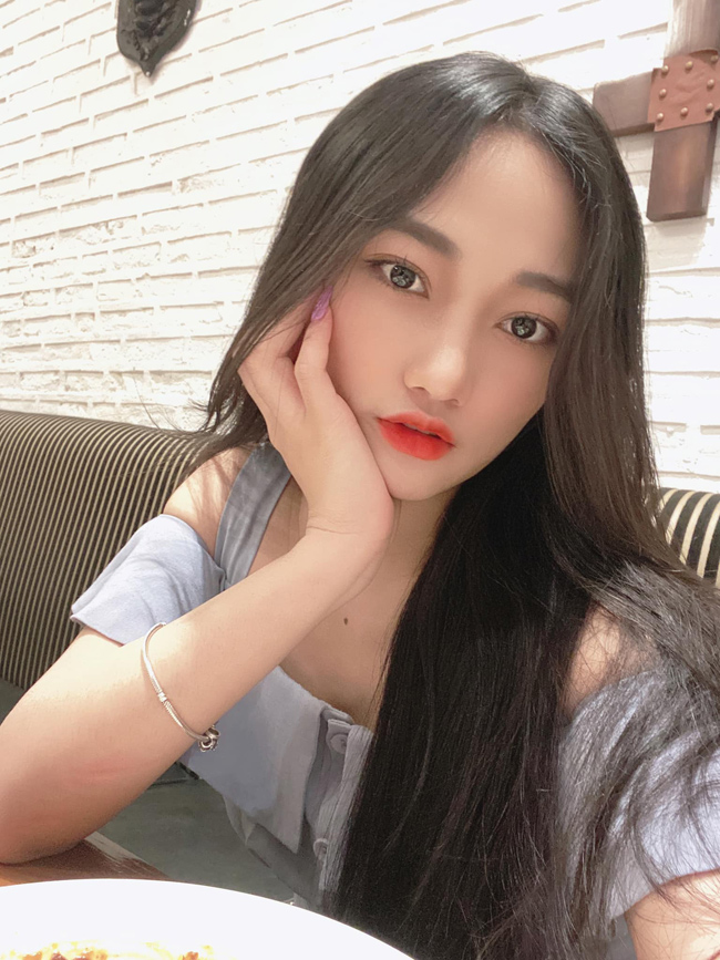 Dạ Thảo của hiện tại khác hoàn toàn. Cô xinh đẹp và gợi cảm hơn bội phần.&nbsp;
