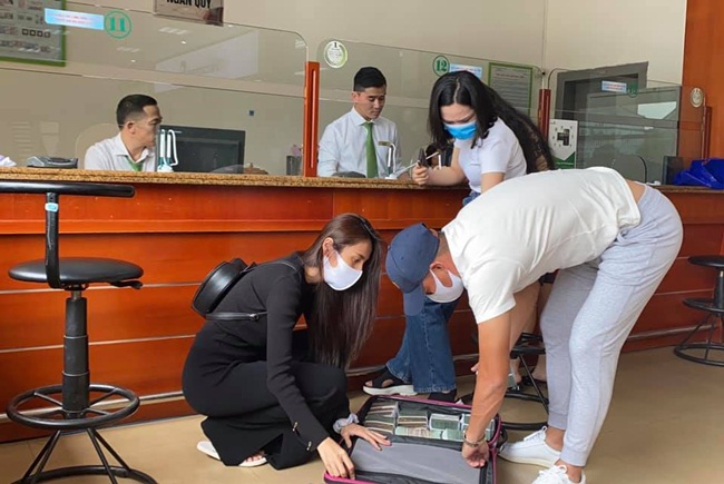 Trước đó, trong ngày 28/10/2020, Thủy Tiên và Công Vinh cũng đã đến Hà Tĩnh trao tiền cho các hộ dân vùng lũ tại huyện Cẩm Xuyên.
