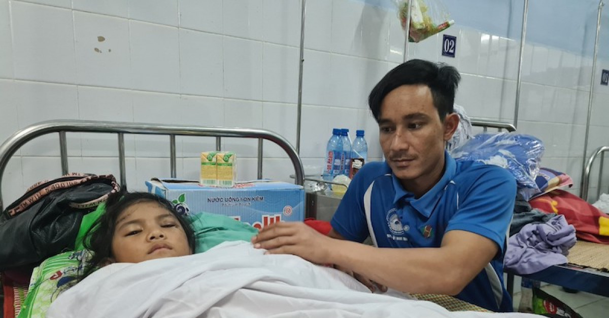Anh Nguyễn Cao Tùng&nbsp; đang chăm con tại Bệnh viện đa khoa tỉnh Quảng Nam.&nbsp; Ảnh: THANH NHẬT