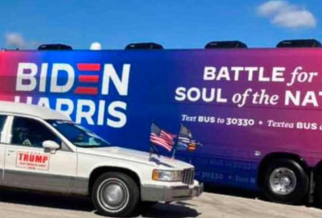 Chiếc xe ủng hộ ông Trump áp sát xe buýt in chữ "Biden-Harris". Ảnh: RT