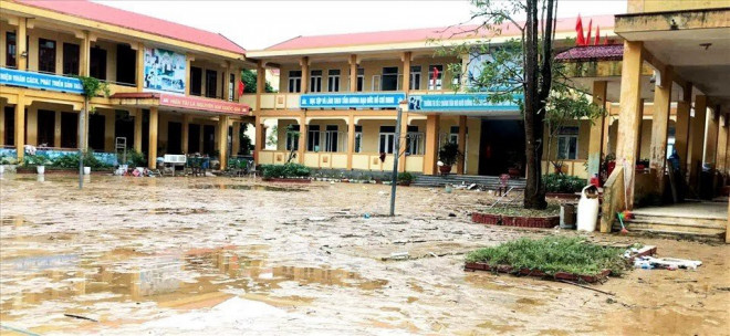 Trường học ở Quảng Bình dính đầy bùn sau sau khi lũ rút. Ảnh: LPL